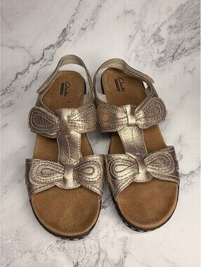 Clarks Collection Women's Rose Gold Metallic Bow Comfort Sandals Size 9.5
